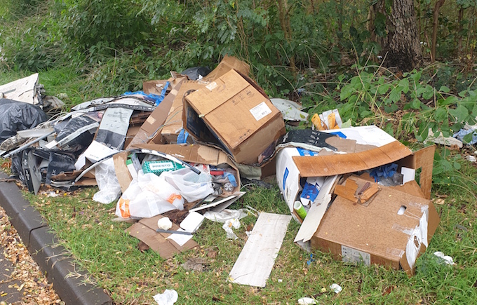 Une montagne de déchets à proximité de l'aéroport Roland Garros