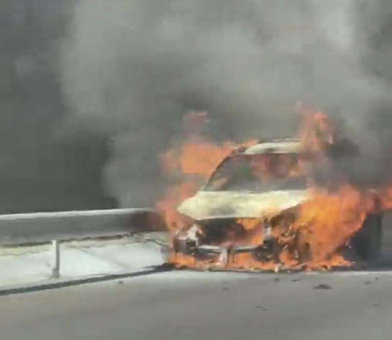 Un SUV en feu sur la route des Tamarins