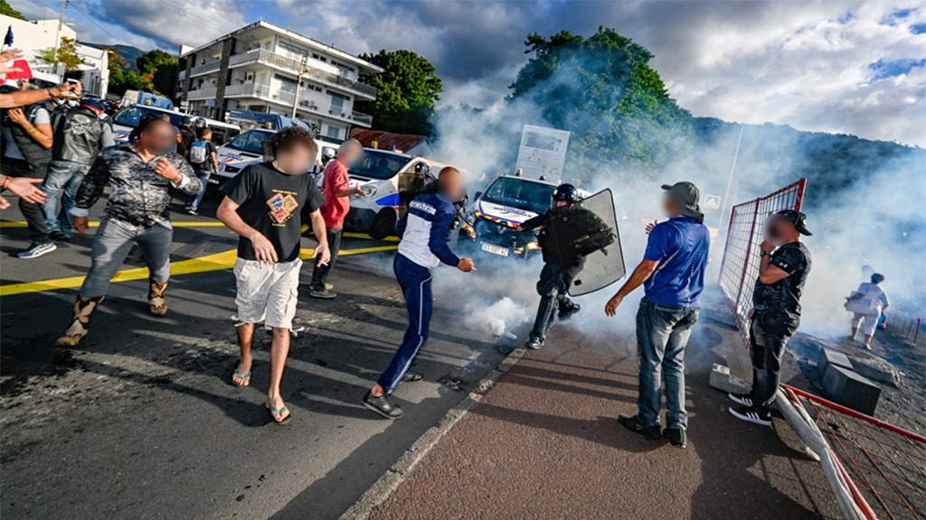 Des affrontements ont eu lieu en marge de la manifestation contre les mesures sanitaires (Photo: ©️ Pierre Marchal - Anakaopress)