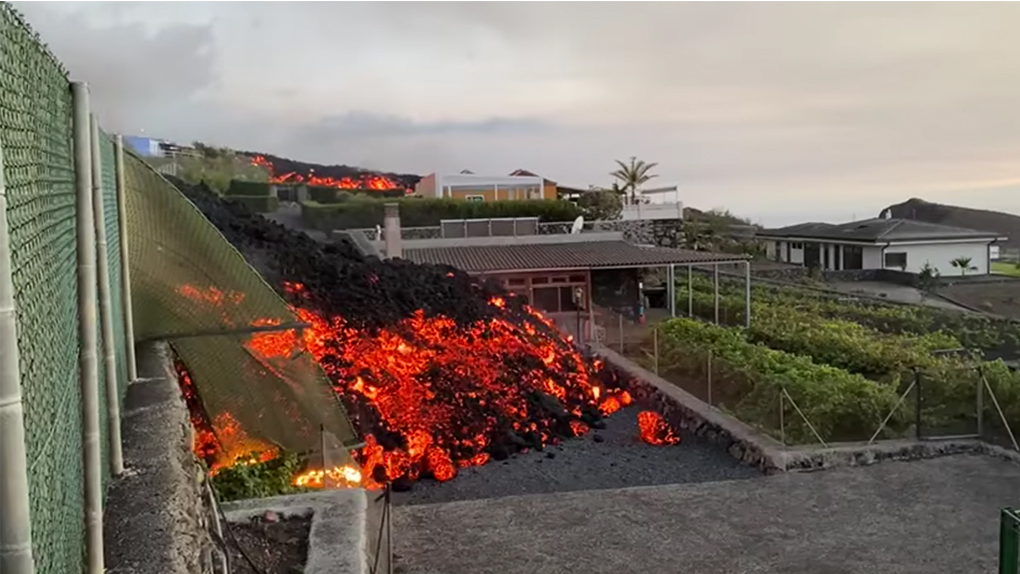 Vidéos - Espagne : La lave d’un volcan recouvre le toit des maisons