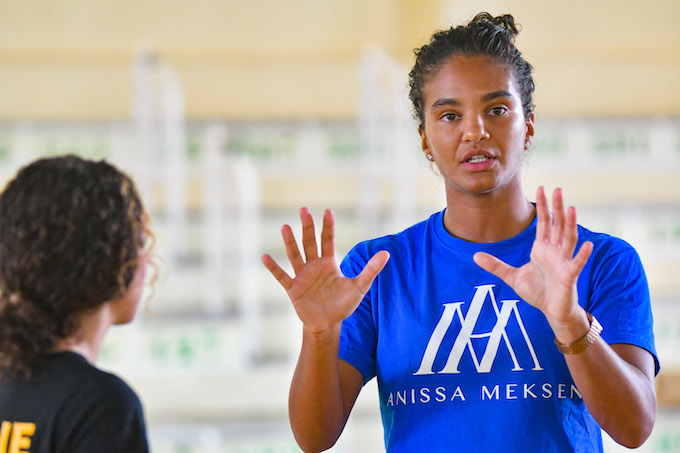 Retour en images : La championne de boxe Anissa Meksen délivre ses précieux conseils