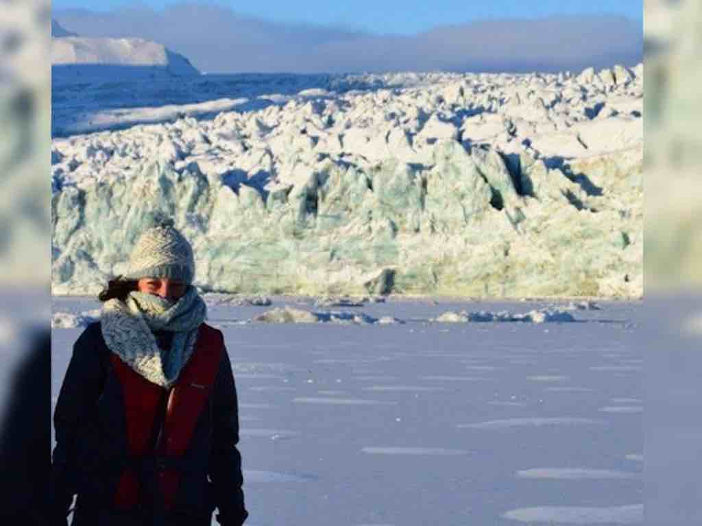 Lydie Colette, lors du reportage sur l'ours polaire et la fonte des glaciers, à Svalbard en Arctique