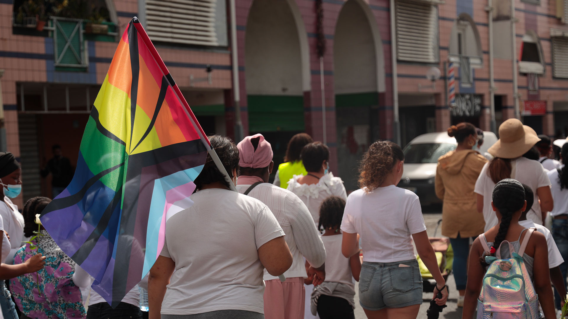 Un drapeau LGBT était dans la foule.