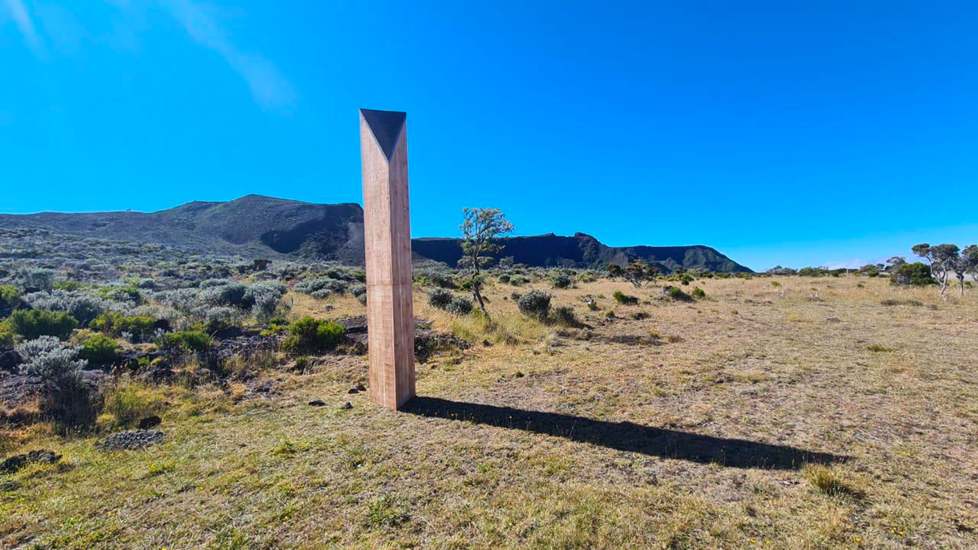 ​Un mystérieux monolithe en bois apparaît au Piton Textor