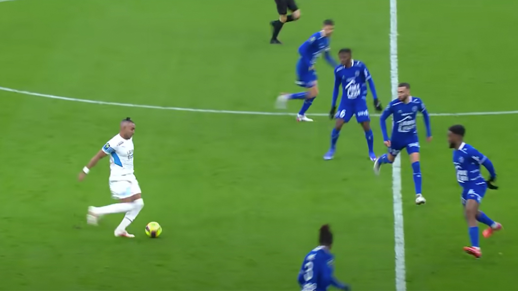 En une passe, Dimitri Payet va éliminer 5 joueurs pour lancer Pol Lirola vers le but. Photo - Capture d’écran YouTube - Ligue 1
