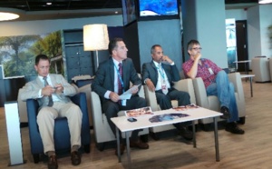 (De gauche à droite) Patrick Erudel, conseiller général en charge de la MDPH, Jean-Marc Grazzini, directeur adjoint d'Air Austral, Dominique Dufour, secrétaire général d'Air Austral, Dr Arnaud Bourdé, médecin urgentiste