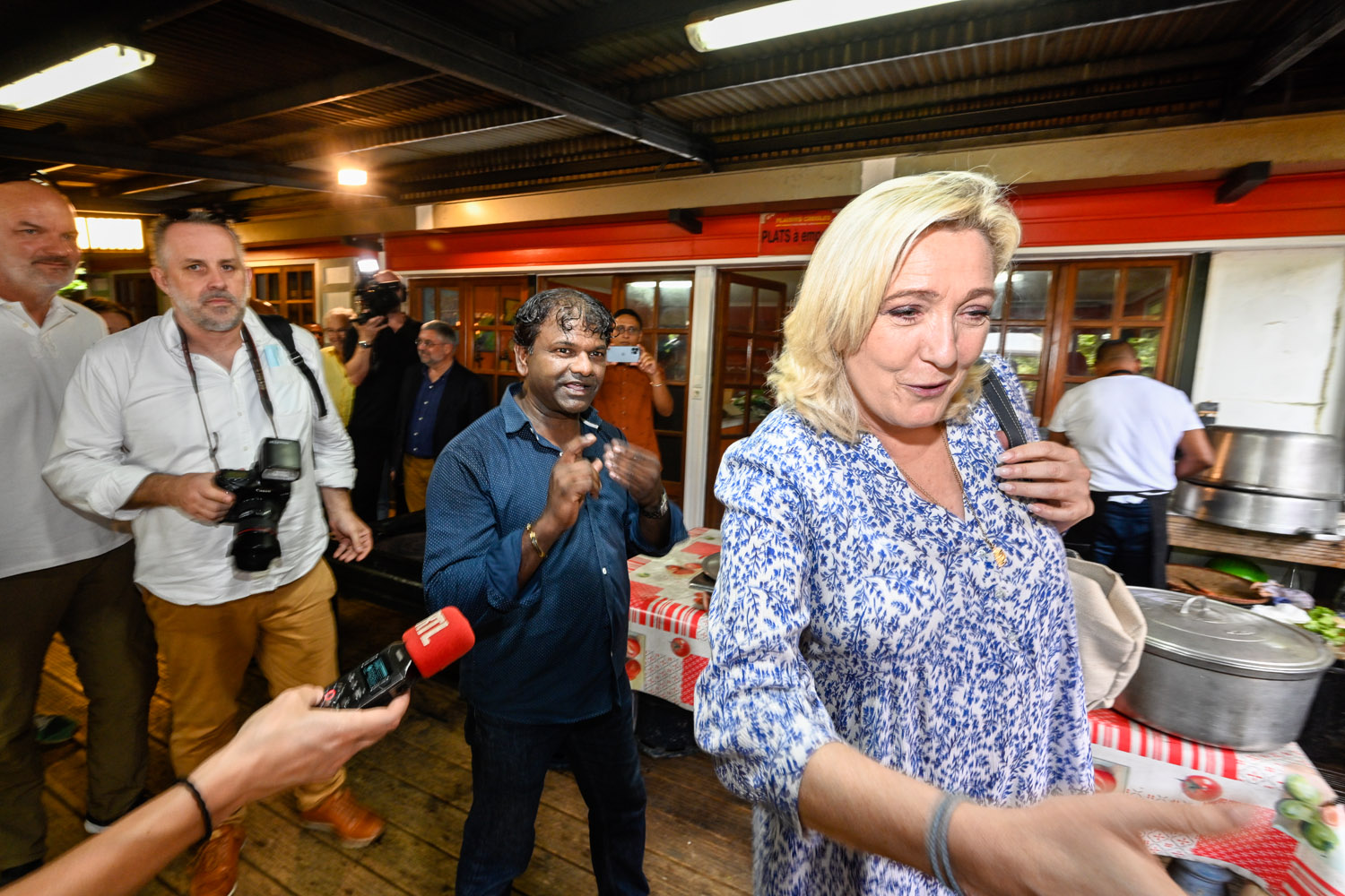 Photos - Le cabri massalé chez Coindin n'a plus de secret pour Marine Le Pen