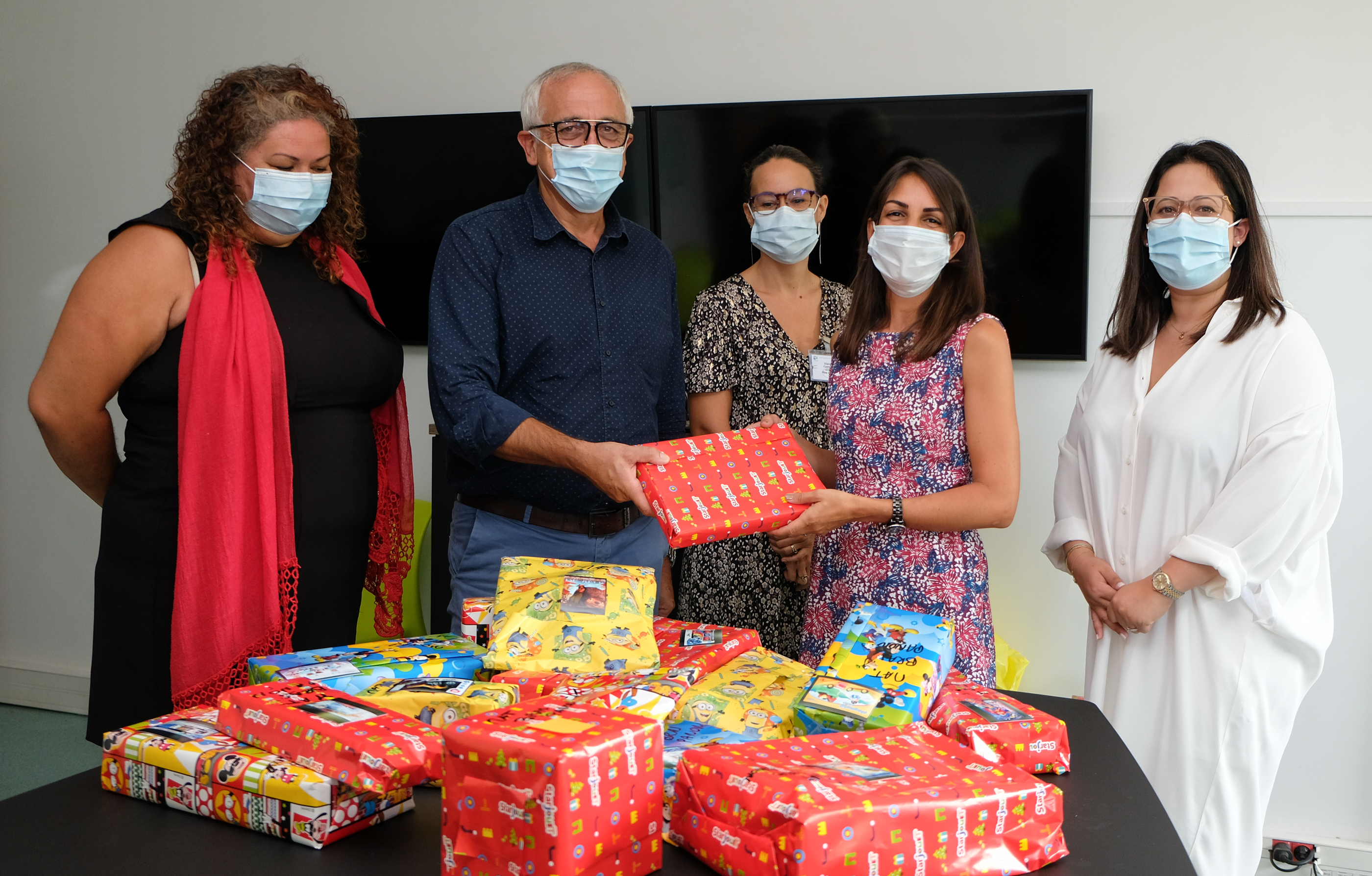 Noël à l’Hôpital : Les Notaires de la Réunion offrent des cadeaux aux petits patients du Centre Hospitalier Ouest Réunion et de l’Etablissement Publique de Santé Mentale de La Réunion
