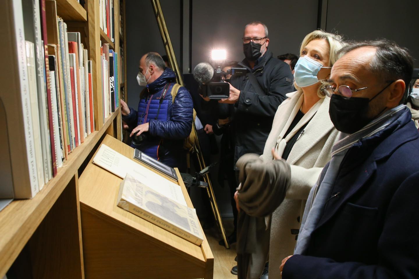 Marine Le Pen en visite à la médiathèque André Malraux de Béziers (DR)