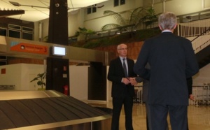 Le ministre visite l'aéroport Roland-Garros avant de reprendre l'avion pour Paris