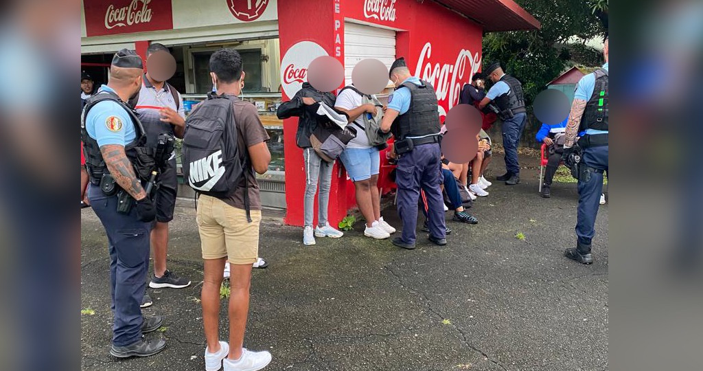 Saint-Benoit : Les lycéens de Patu-de-Rosemont contrôlés par les gendarmes avant d'entrer dans l'établissement