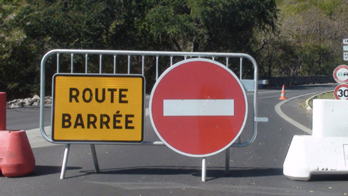 Des éboulis obligent la fermeture de routes à Cilaos et Saint-Leu
