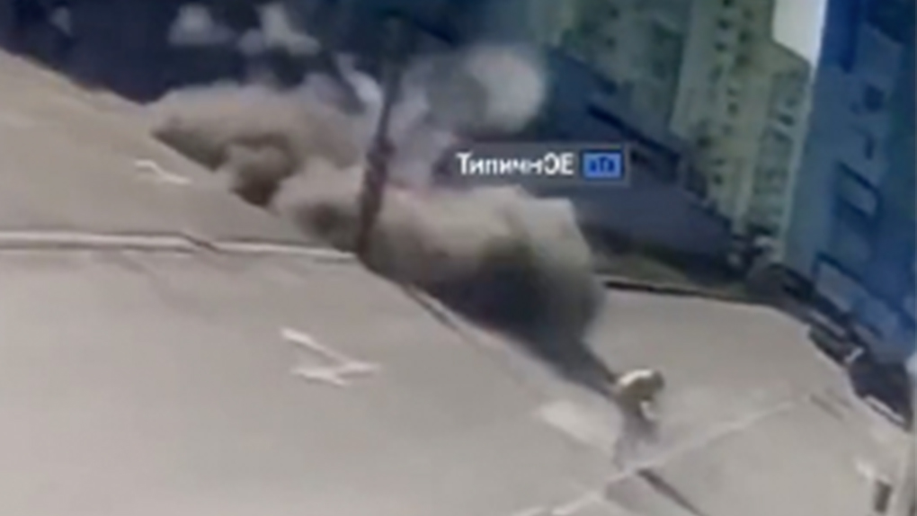 Vidéo - Une femme échappe de peu à un bombardement à Kharkiv