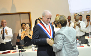 J-C. Fruteau reçoit l'écharpe de maire pour la 5e fois. Il fût maire de 1983 à 1999 et depuis 2008 (photos: mairie de St-Benoît)