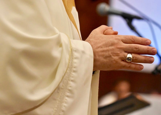 Mariage des prêtres à La Réunion : "Ce n’est pas au pape de décider de notre vie privée"