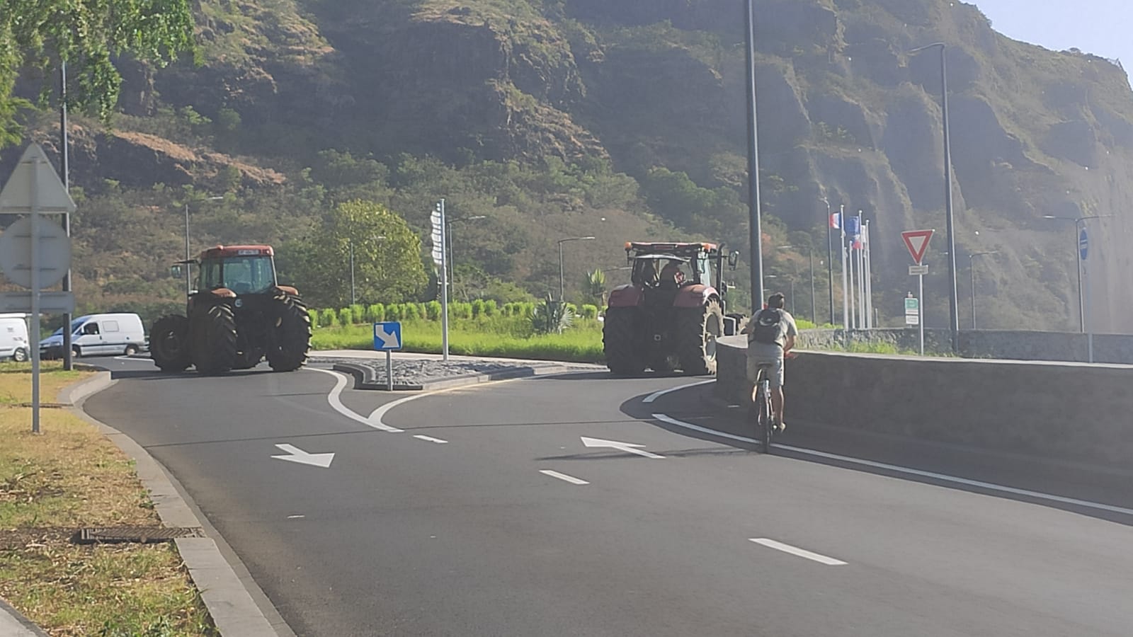 Crise Canne : Barrage de tracteurs devant la préfecture