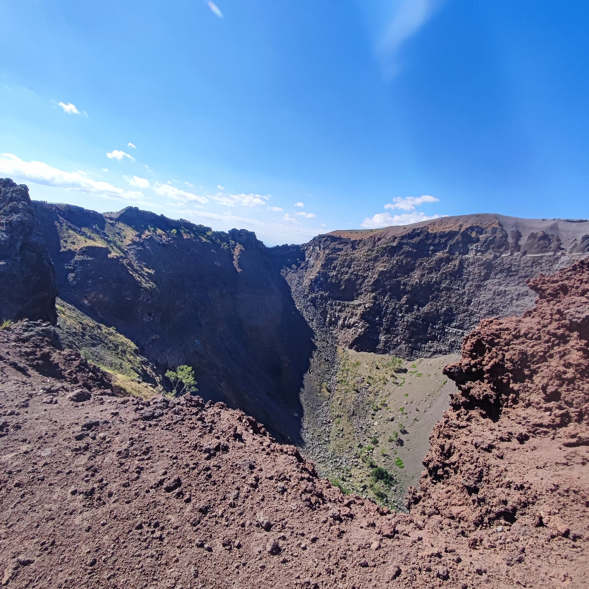 Un touriste fait une chute dans le cratère du Vésuve en faisant un selfie