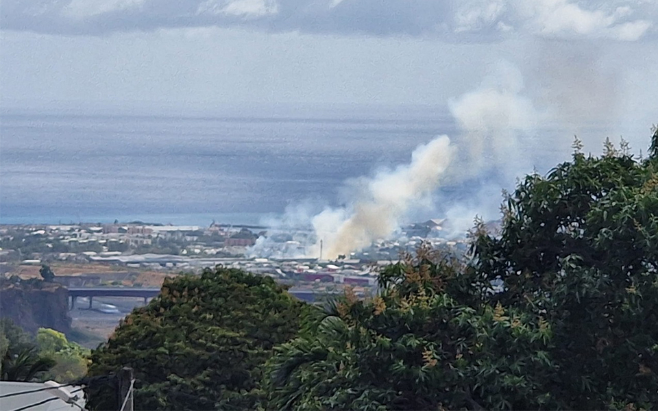Le Port : Un feu de broussailles dégage un important panache de fumée