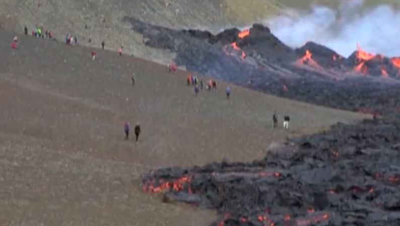 Capture d'écran d'une vidéo sur l'éruption, d'où la mauvaise qualité de l'image