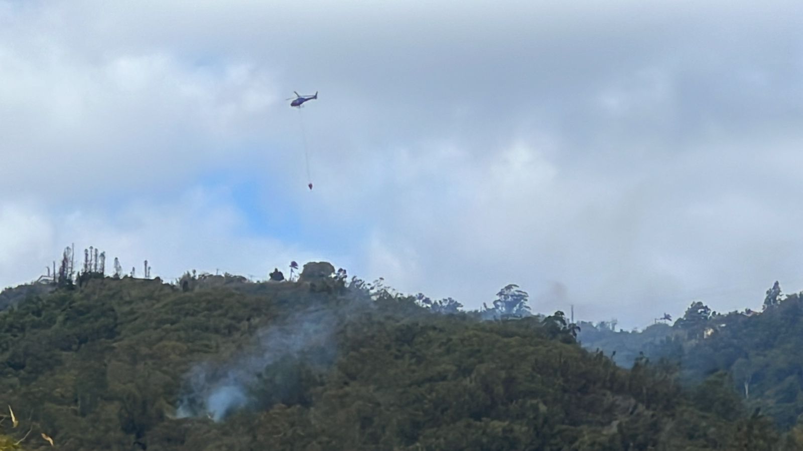 Vidéo - Un hélicoptère bombardier d'eau tente de stopper la progression du feu sur le sentier de l'ONF