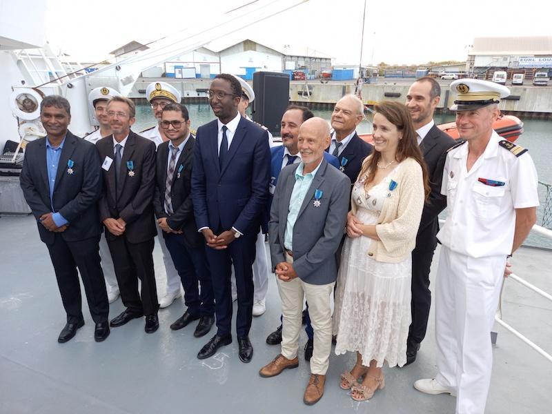Ordre du Mérite maritime : M. Hervé Berville, Secrétaire d’Etat chargé de la mer, décore 10 récipiendaires à bord de l’Osiris II