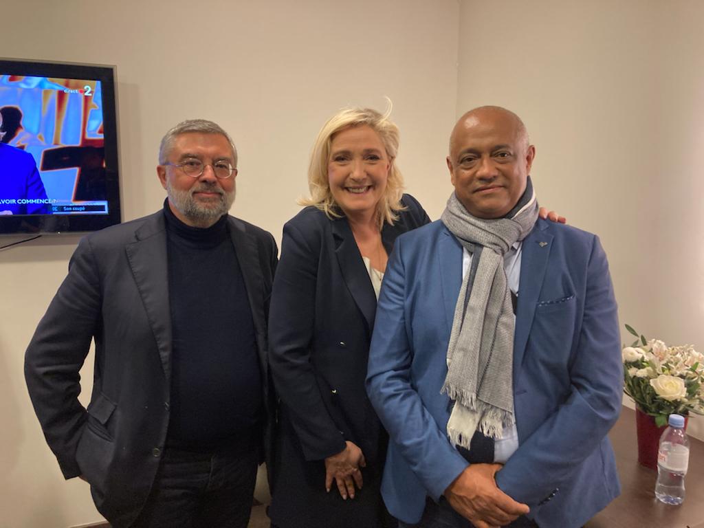 Johnny Payet entouré de Marine Le Pen et d'André Rougé, le référent Outre-Mer du Rassemblement national