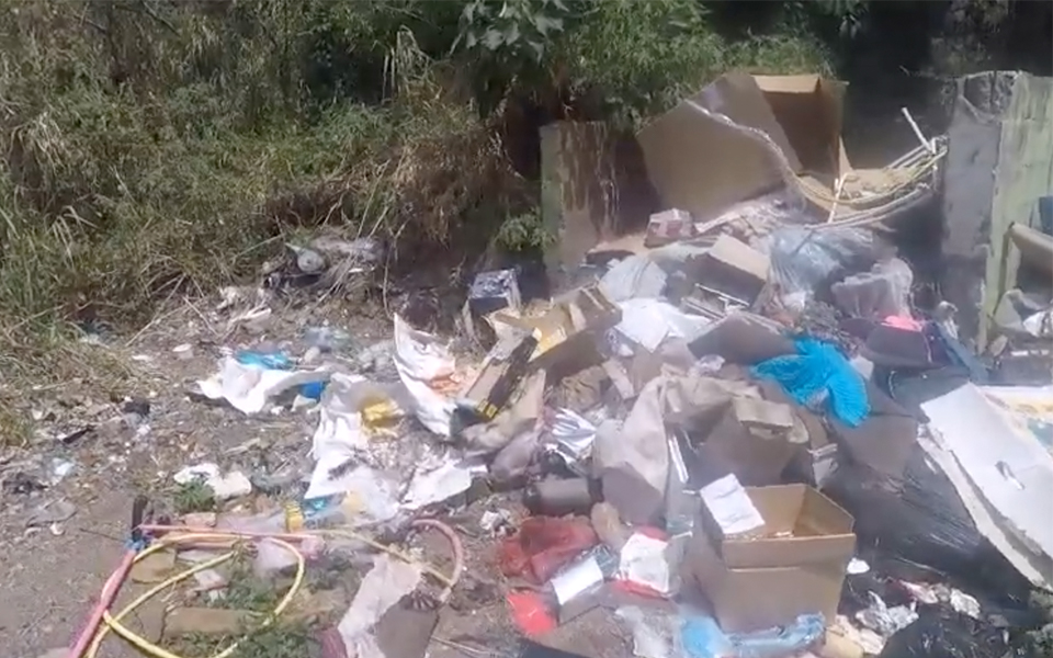 Vidéo - Le Tampon : Un dépôt sauvage à proximité d’un dépôt de la mairie