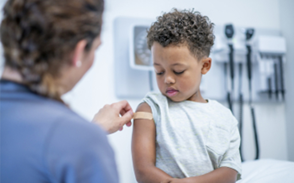 COVID-19 : la vaccination est ouverte aux enfants de 6 mois à 4 ans à risque de formes graves