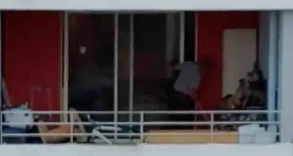 Vidéo - Un malinois vivant en permanence sur un balcon se fait frapper régulièrement par son propriétaire