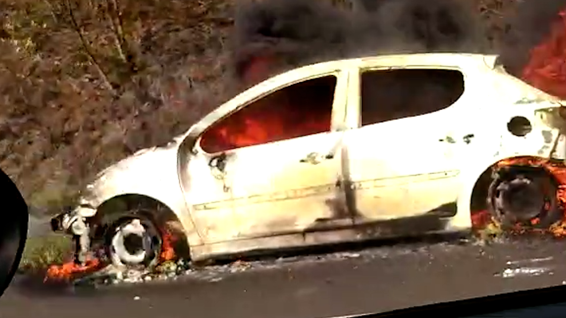 Une voiture en feu sur la Route des Tamarins