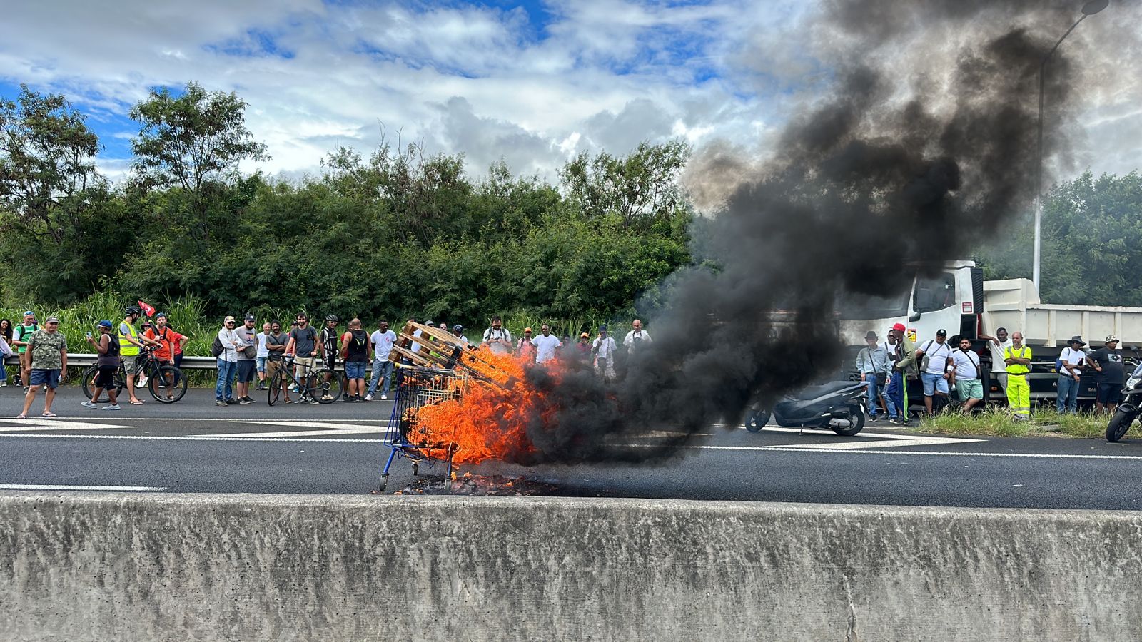 Vidéo - Un chariot de courses incendié sur la 4 voies de Sainte-Marie