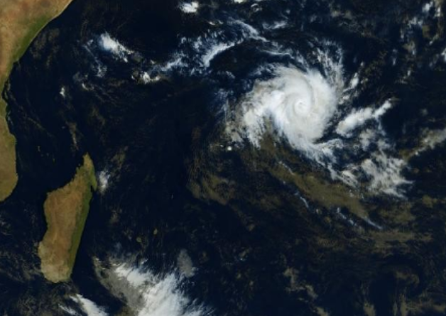 Le cyclone Fabien est à plus de 2.500 km des côtes réunionnaises