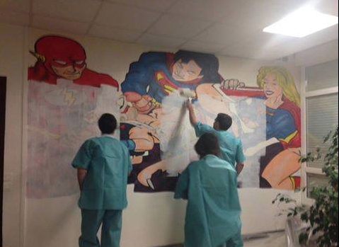 Un médecin justifie la fresque avec Marisol Touraine (?) sur le mur de l'internat