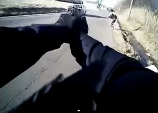 Le policier tire 5 fois (Capture d'écran de la vidéo YouTube de Fox News)