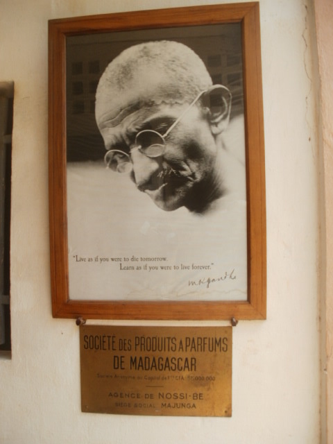 Réflexion philosophique : Commémoration en 2015 de la Seconde Guerre mondiale (1939-1945) et de l'arrivée de Gandhi en Inde (le combat de la lutte contre la violence): Proposition didactique et pédagogique.