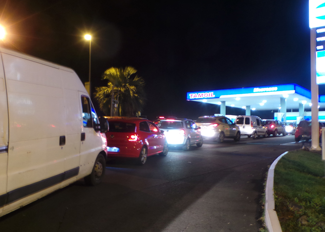 A 22h, les voitures font la queue devant la station 24/24 du boulevard Lancastel