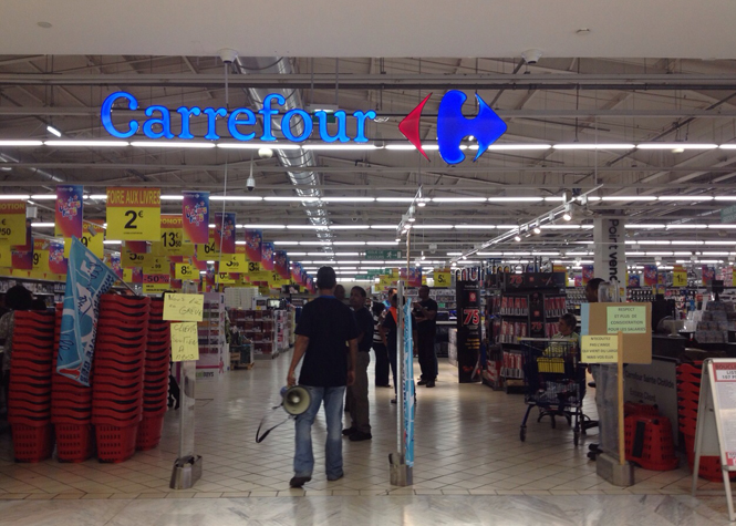 Carrefour Ste-Clotilde : Le mouvement se poursuit, les grévistes assignés