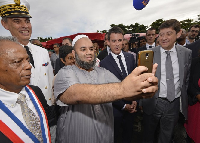 Retour images: Manuel Valls fait son marché aux Camélias