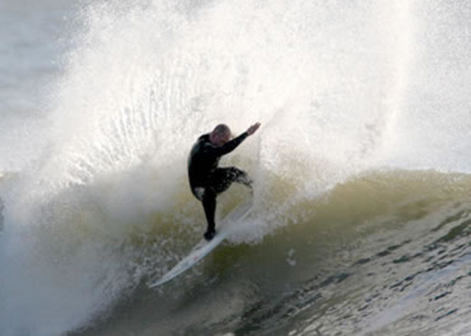 Grande-Bretagne : La pollution de la mer analysée grâce au rectum des surfeurs