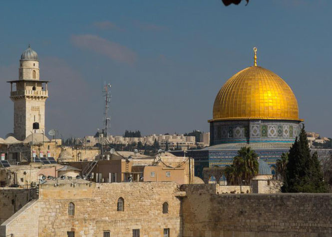 Un touriste français brandit un drapeau israélien sur l'esplanade des Mosquées à Jérusalem-Est