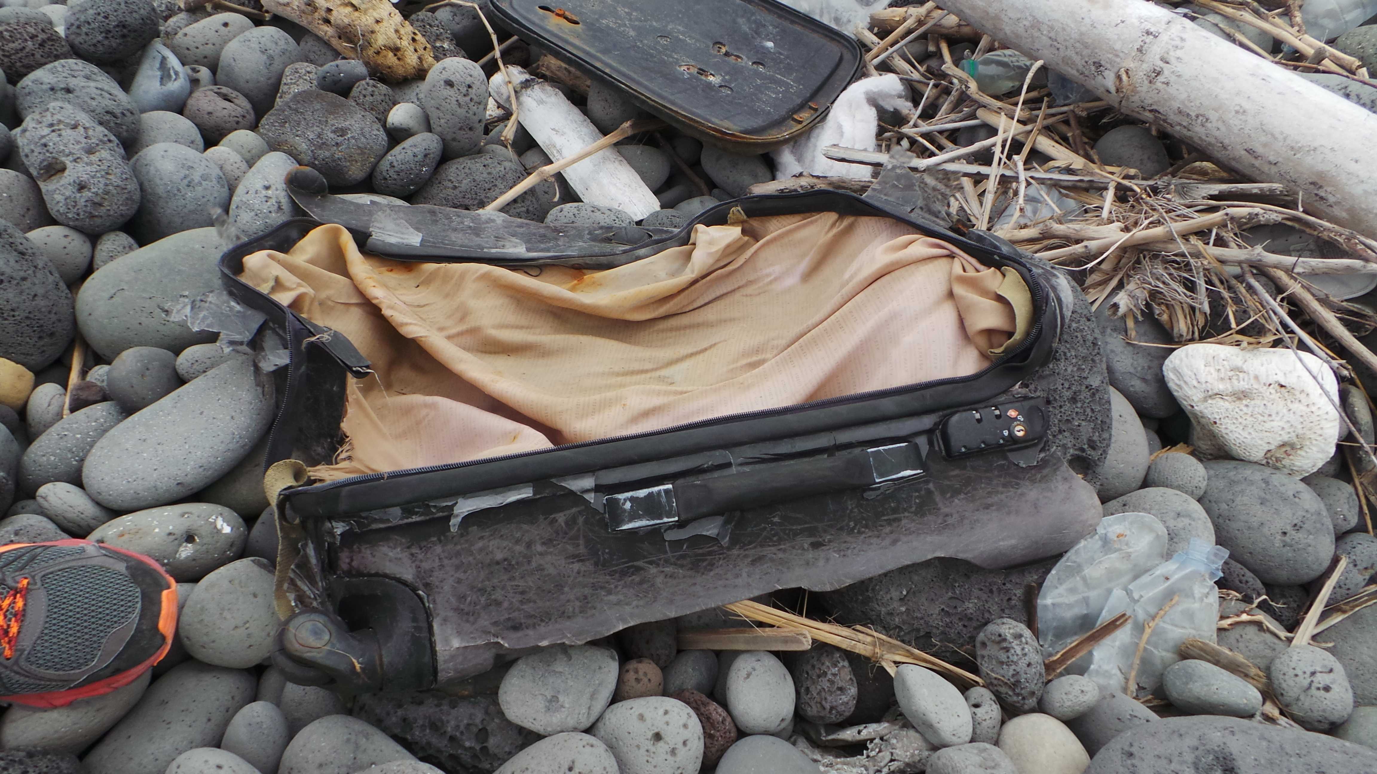 Une autre valise, après celle de Saint-André, a été découverte sur la grève de Beaufonds. Valise jetée dans une ravine de La Réunion ?