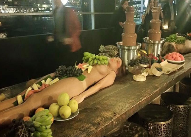 Australie : Des femmes nues en guise de plateaux lors d'une inauguration d'un bar