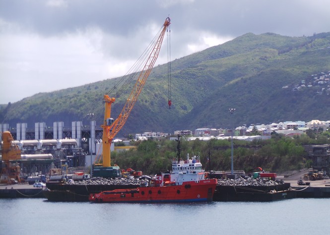 La barge chargée de roches malgaches est arrivée au port