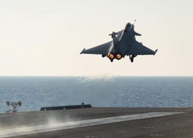 Premières frappes aériennes en Syrie contre Daech depuis le porte-avions Charles-de-Gaulle