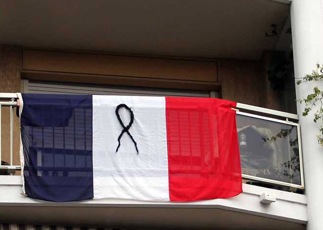 François Hollande invite tous les Français à mettre un drapeau tricolore à leurs fenêtres vendredi