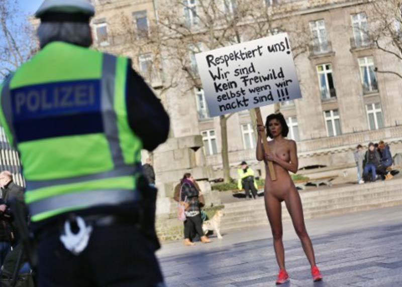 Cologne : Une artiste manifeste nue contre les agressions sexuelles