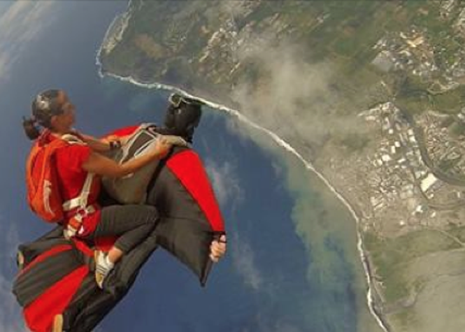 Rodéo en wingsuit dans le ciel de la Réunion