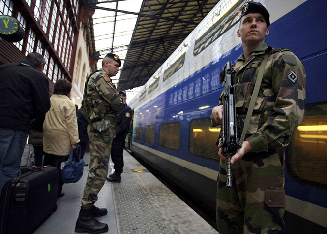 Bernard Cazeneuve: "Le niveau de la menace terroriste reste extrêmement élevé"