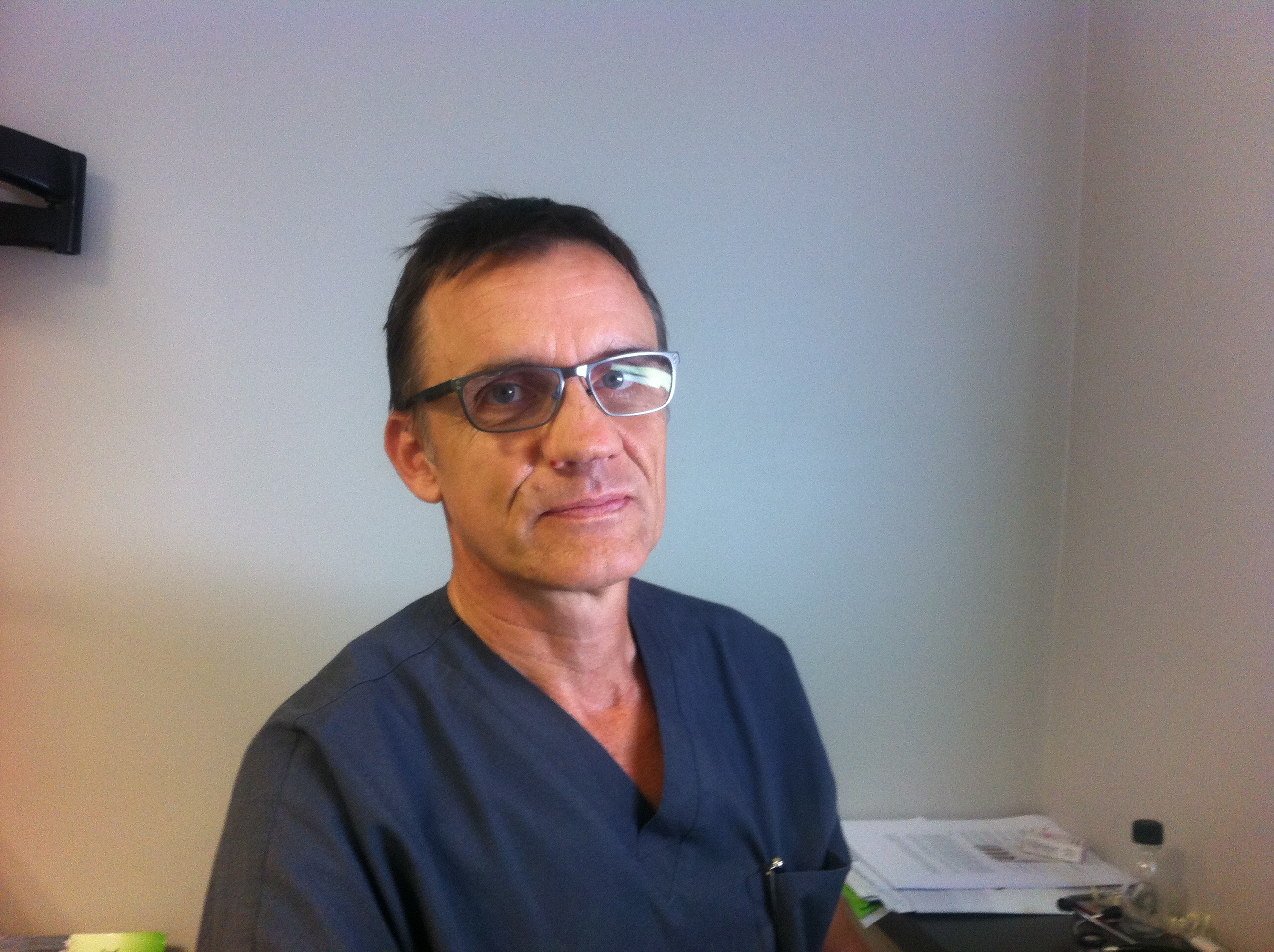 Guillaume Holzapfel, vétérinaire de la Clinique du Front de mer à Saint-Paul