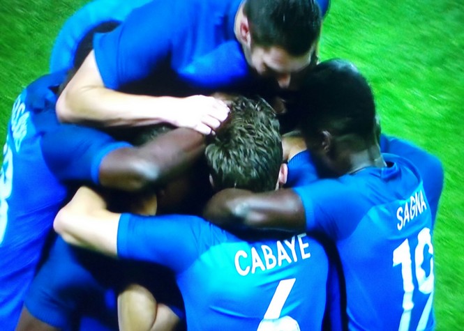 Dimitri Payet marque un coup franc extraordinaire et donne la victoire à la France